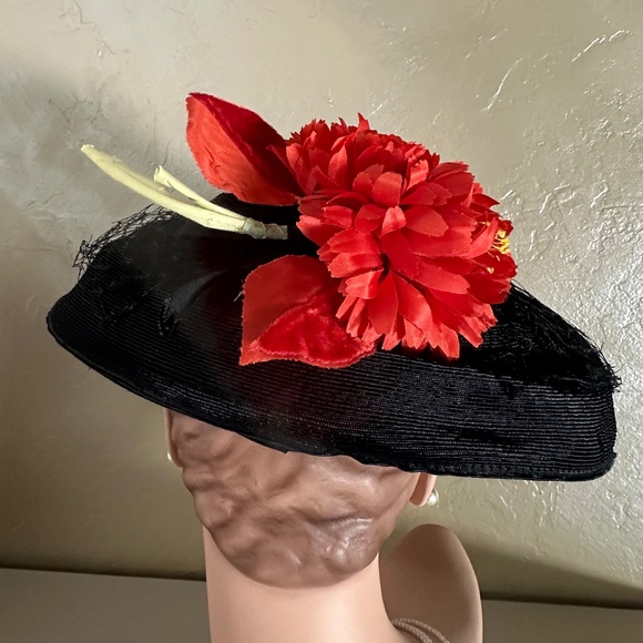 HEAVENLY 1950s\' BLACK STRAW CARTWHEEL HAT + VEILING + RED FABRIC FLOWERS